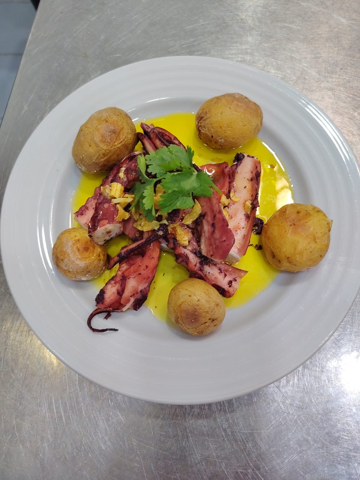 Polvo à lagareiro grelhado na braza, servido com batata a murro