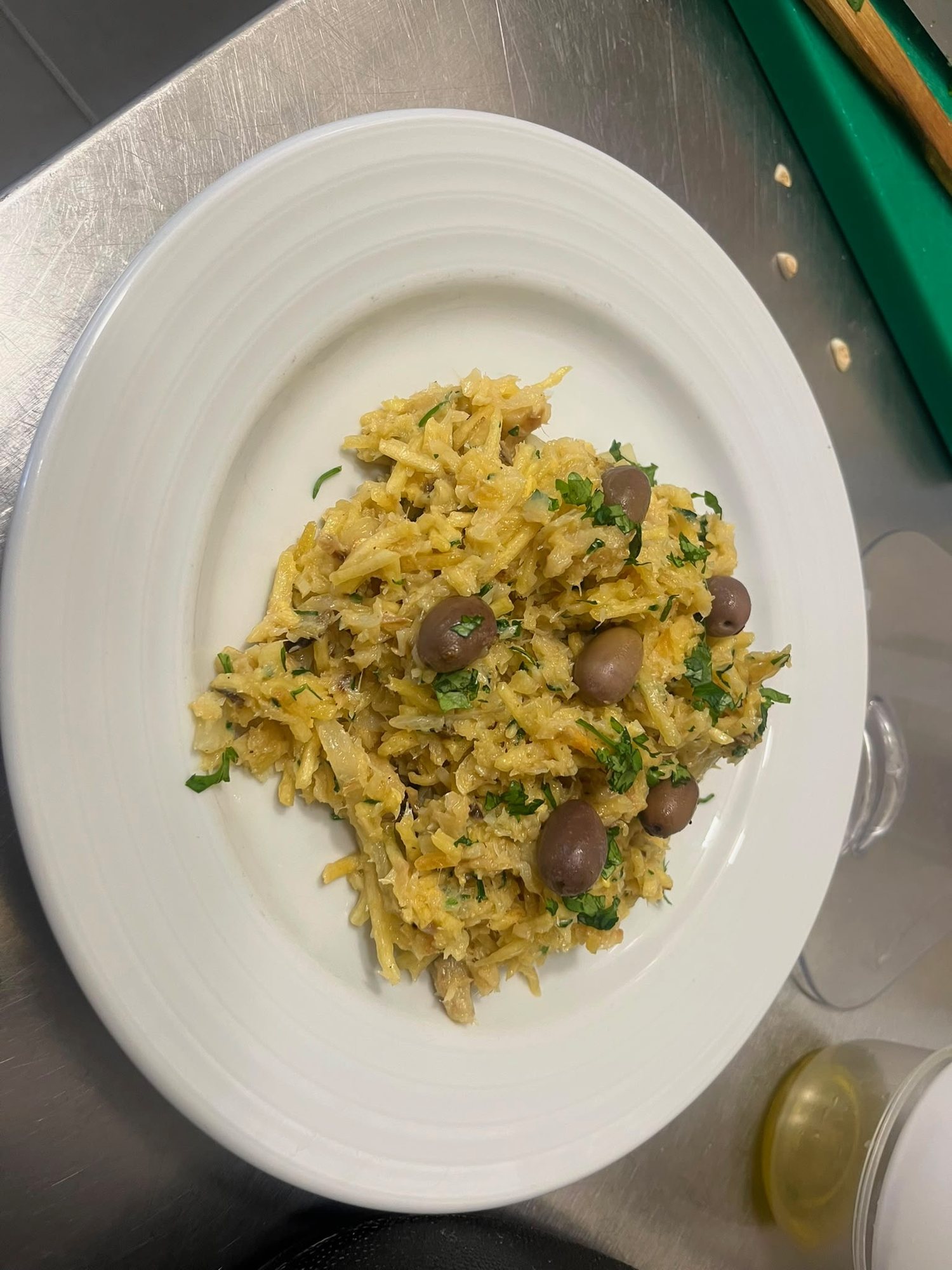 Bacalhau à Brás desfiado com batata palha, ovo e azeitonas