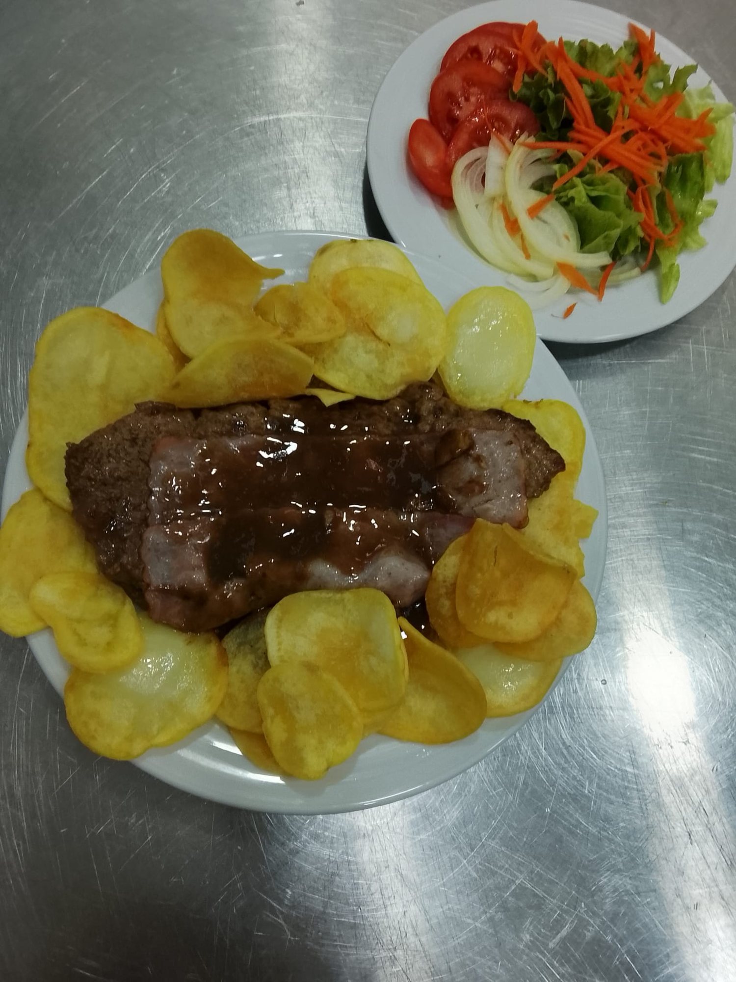 Bife à portuguesa com batata frita caseira e salada