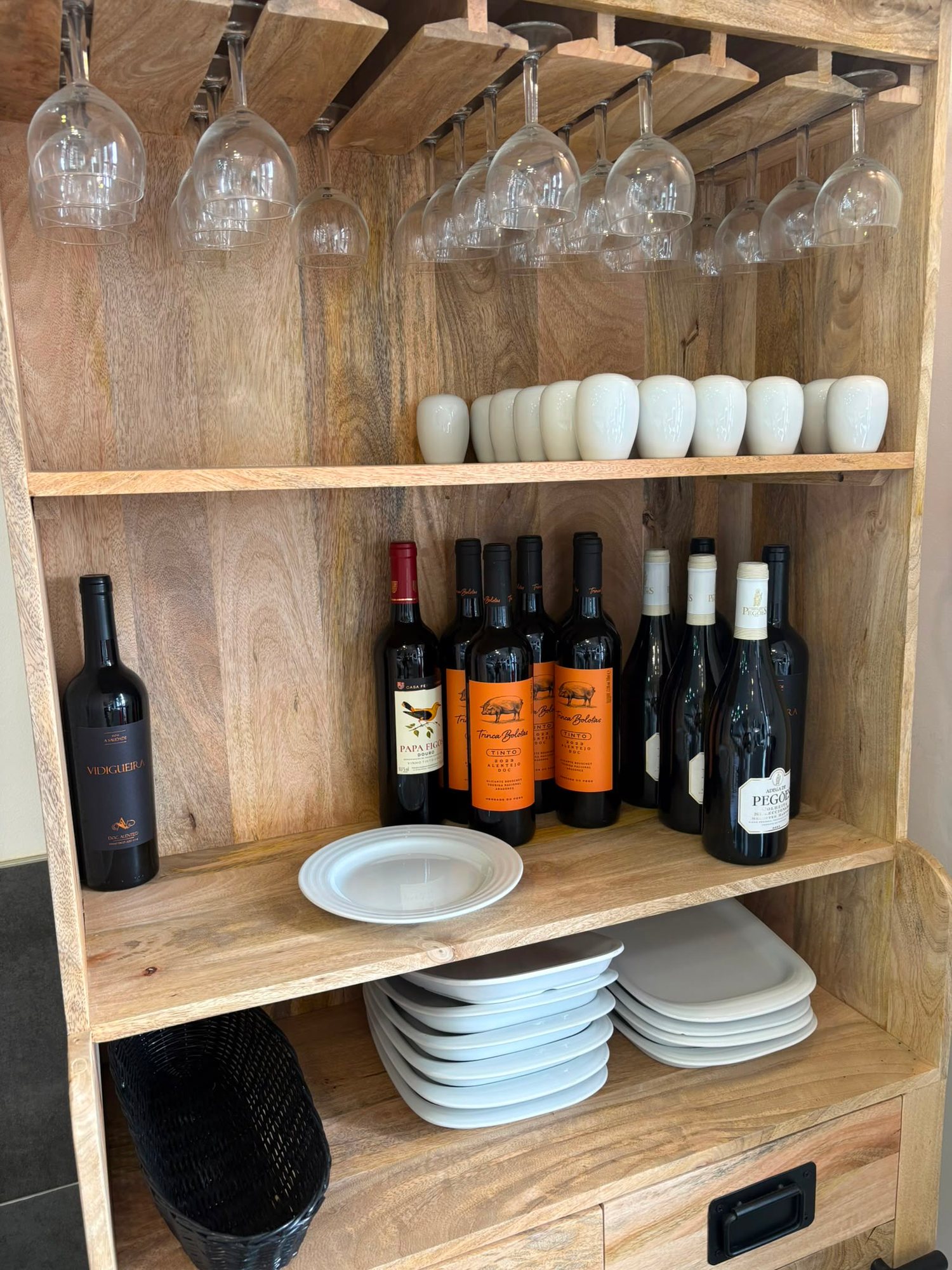 Adega e loiça do restaurante